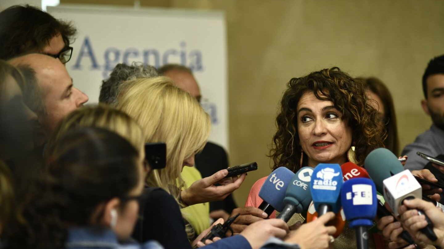 La ministra de Hacienda, María Jesús Montero, atendiendo a la prensa.