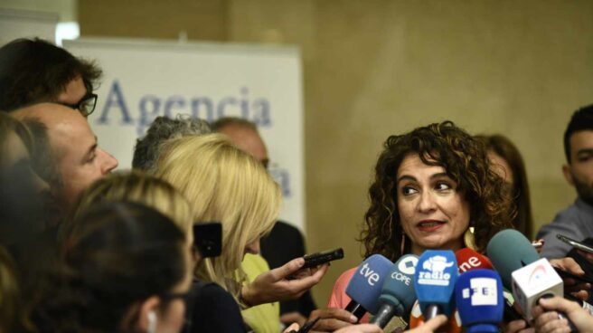 La ministra de Hacienda, María Jesús Montero, atendiendo a la prensa.