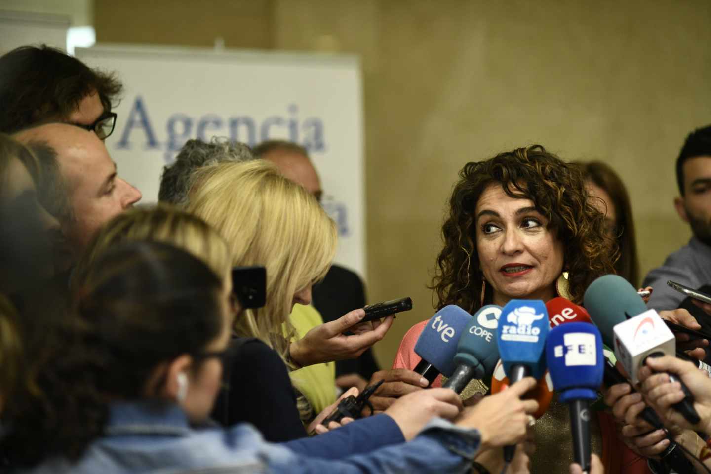 La ministra de Hacienda, María Jesús Montero, atendiendo a la prensa.