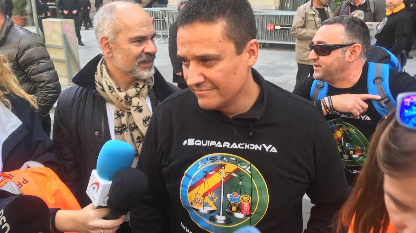 Natan Espinosa, presidente de Jusapol, atiende a los periodistas en una de las manifestaciones convocadas por la asociación.