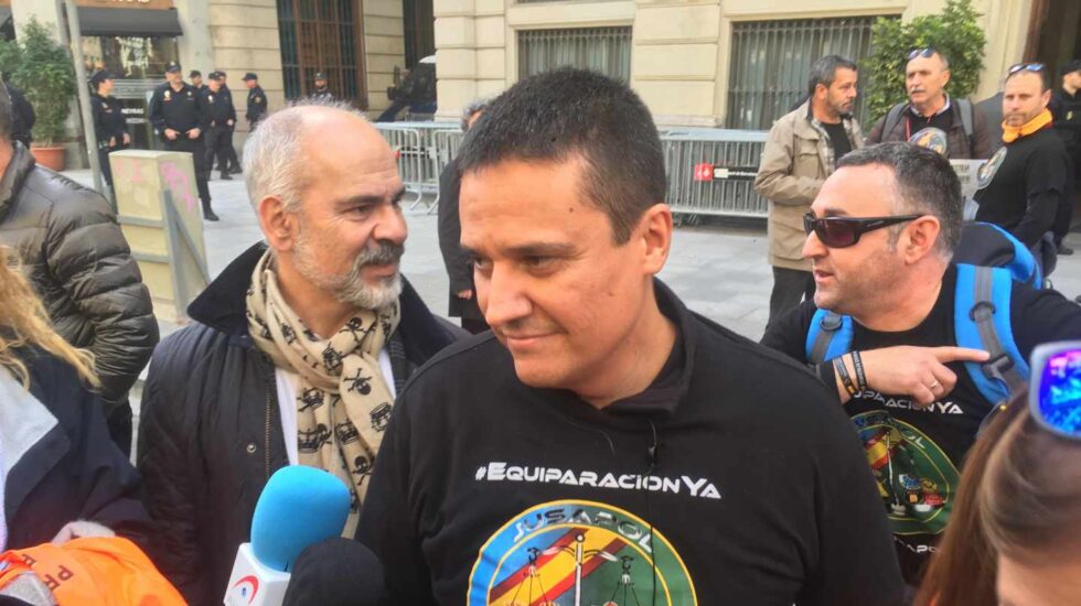 Natan Espinosa, presidente de Jusapol, atiende a los periodistas en una de las manifestaciones convocadas por la asociación.