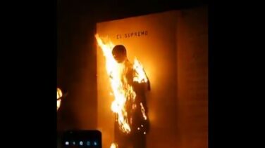 Independentistas queman muñecos del juez Marchena en las hogueras de San Juan
