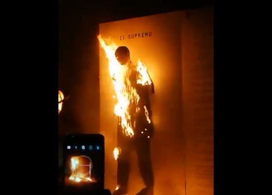 Un ninot del juez Marchena, en llamas en Lleida.