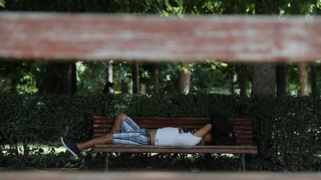 ola_de_calor Un hombre, tumbado en un banco durante la ola de calor.