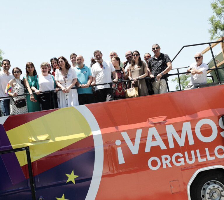 Atacan un autobús de Ciudadanos que iba a participar en el Orgullo: "Fascistas"