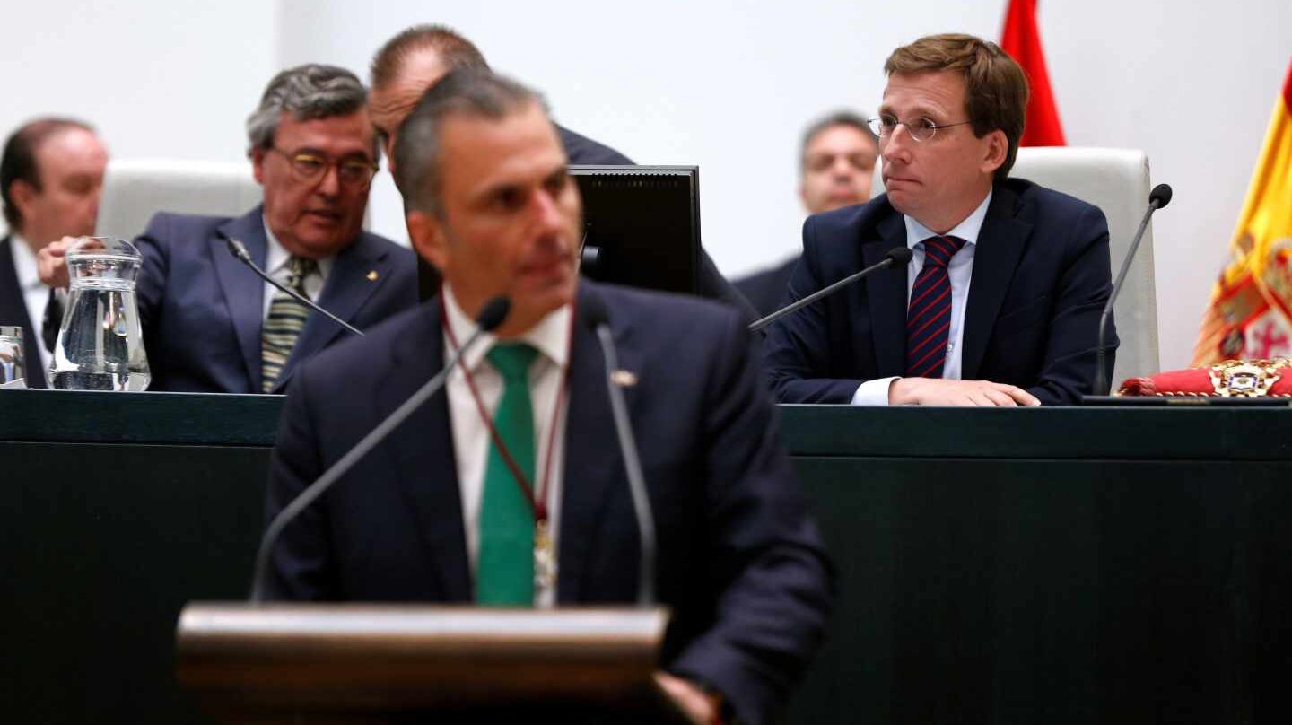 José Luis Martínez-Almeida escucha a Javier Ortega-Smith durante el pleno constitutivo del Ayuntamiento de Madrid.