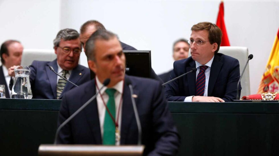 José Luis Martínez-Almeida escucha a Javier Ortega-Smith durante el pleno constitutivo del Ayuntamiento de Madrid.