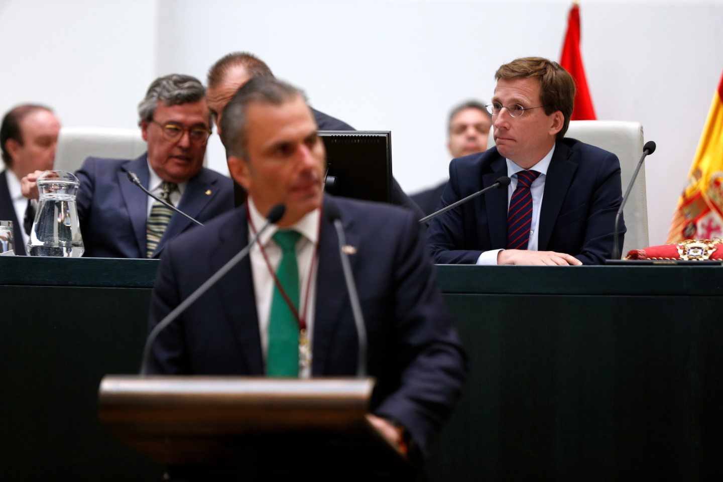 José Luis Martínez-Almeida escucha a Javier Ortega-Smith durante el pleno constitutivo del Ayuntamiento de Madrid.