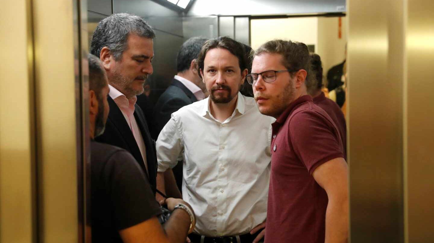 Pablo Iglesias, junto a sus colaboradores.