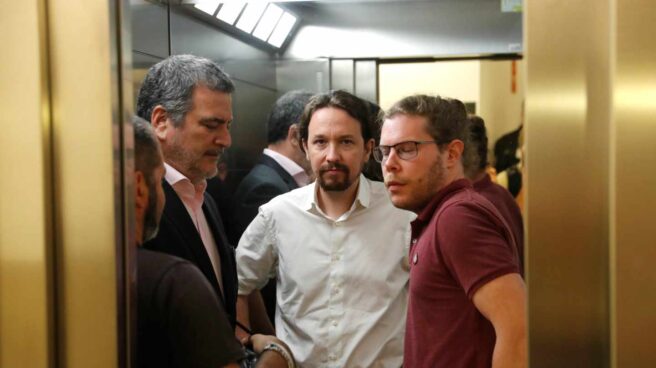 Pablo Iglesias, junto a sus colaboradores.
