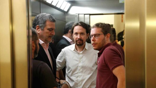 Pablo Iglesias, junto a sus colaboradores. Pablo Iglesias, junto a sus colaboradores.