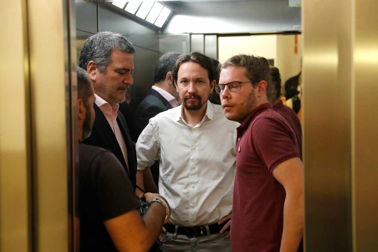 Pablo Iglesias, junto a sus colaboradores.