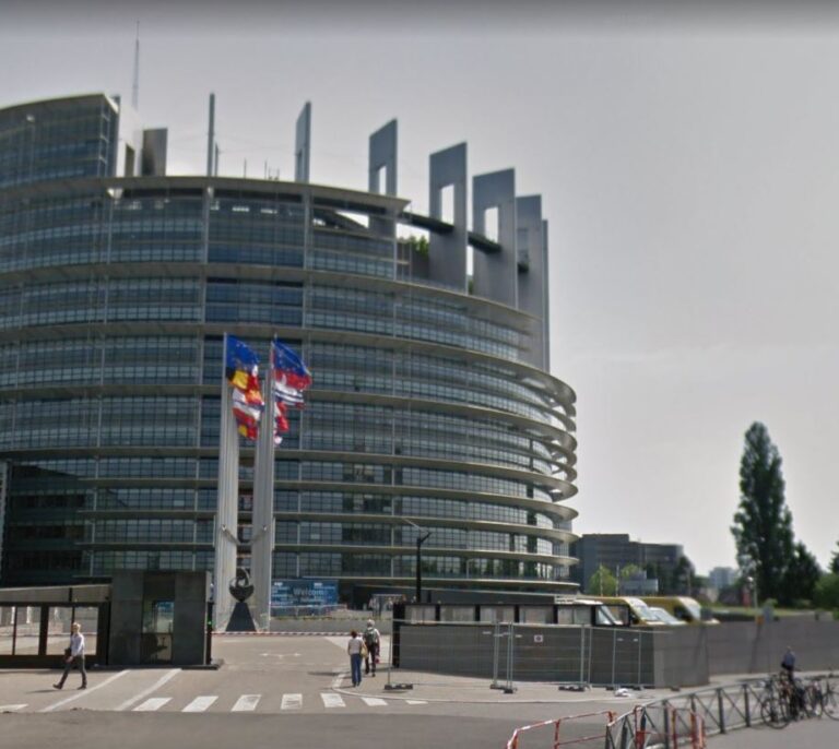 El Parlamento Europeo suspende a la vicepresidenta que aceptó sobornos por parte de Qatar