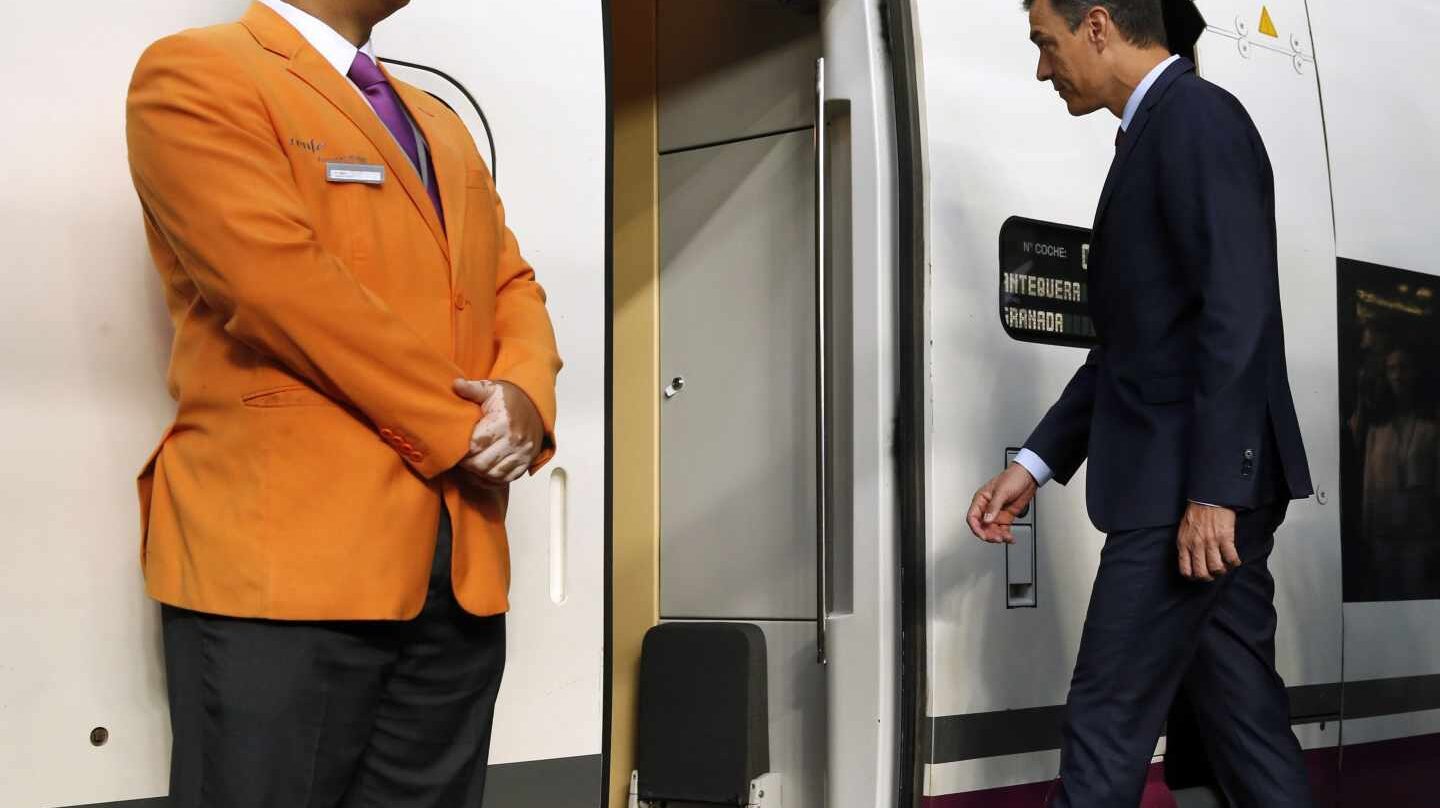 Pedro Sánchez entra en el AVE que realiza el trayecto inaugural Madrid-Granada.