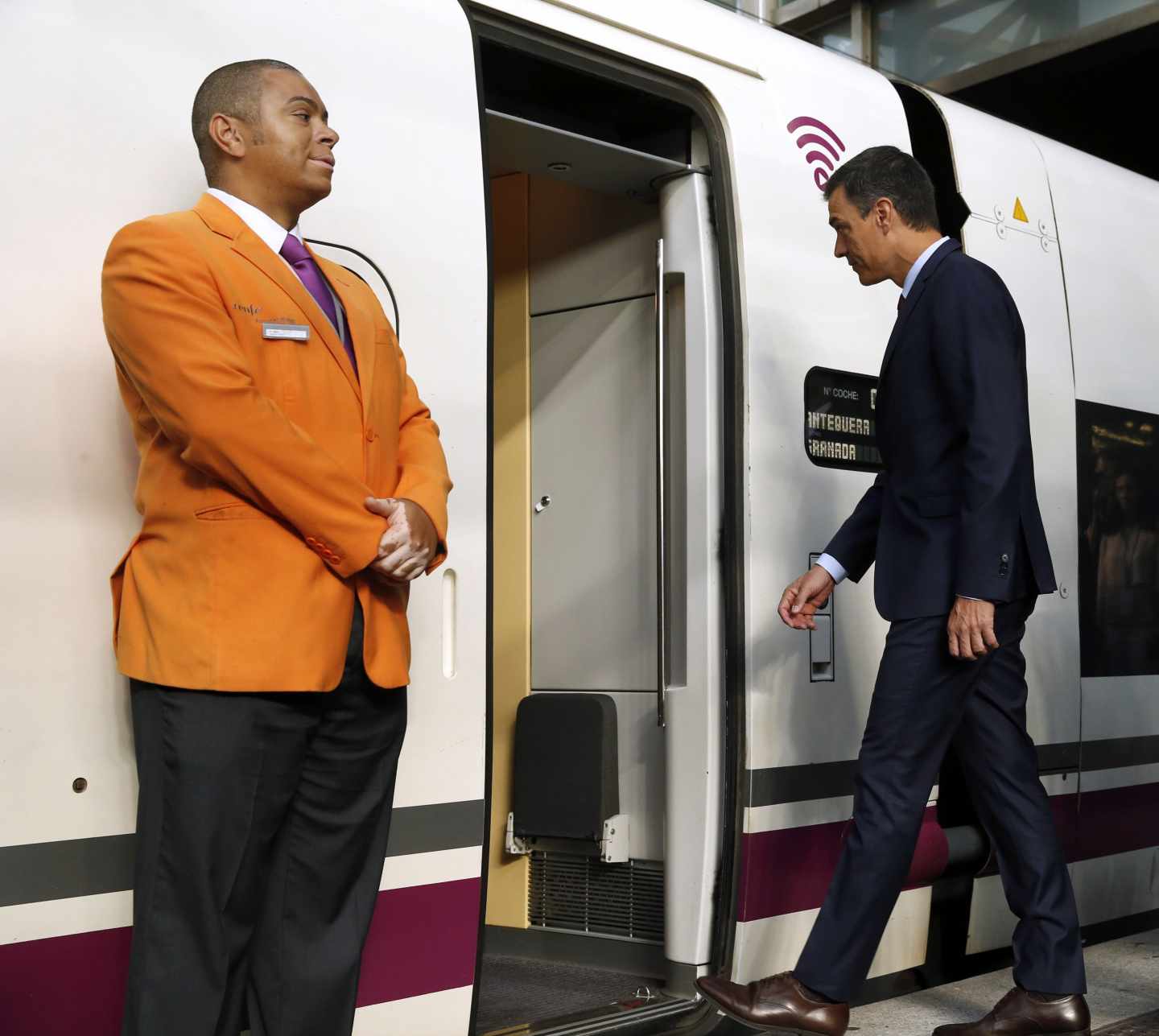 Pedro Sánchez entra en el AVE que realiza el trayecto inaugural Madrid-Granada.