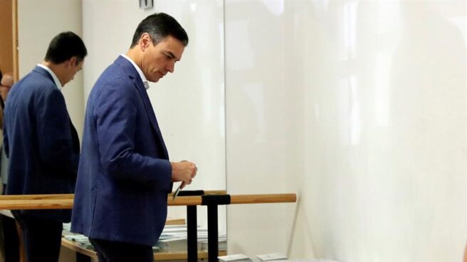 Pedro Sánchez, votando en su colegio electoral el pasado 26 de mayo.