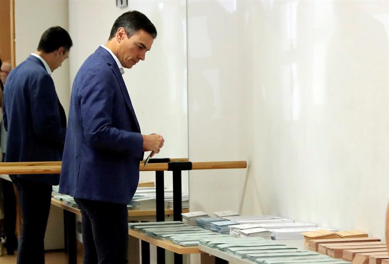 Pedro Sánchez, votando en su colegio electoral el pasado 26 de mayo.