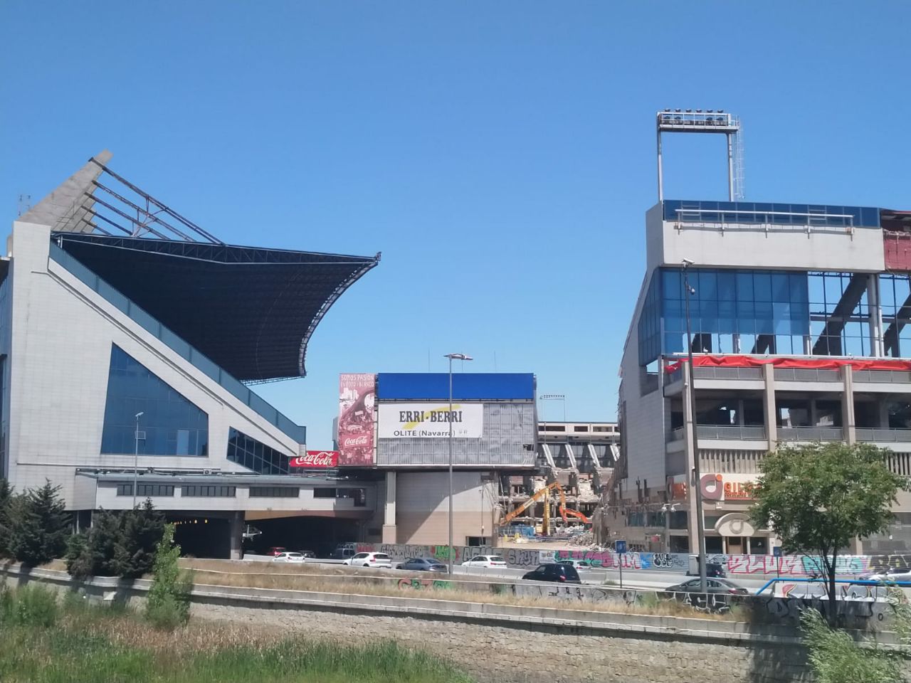 Imagen de las obras para derribar el Estadio Vicente Calderón, esta semana.