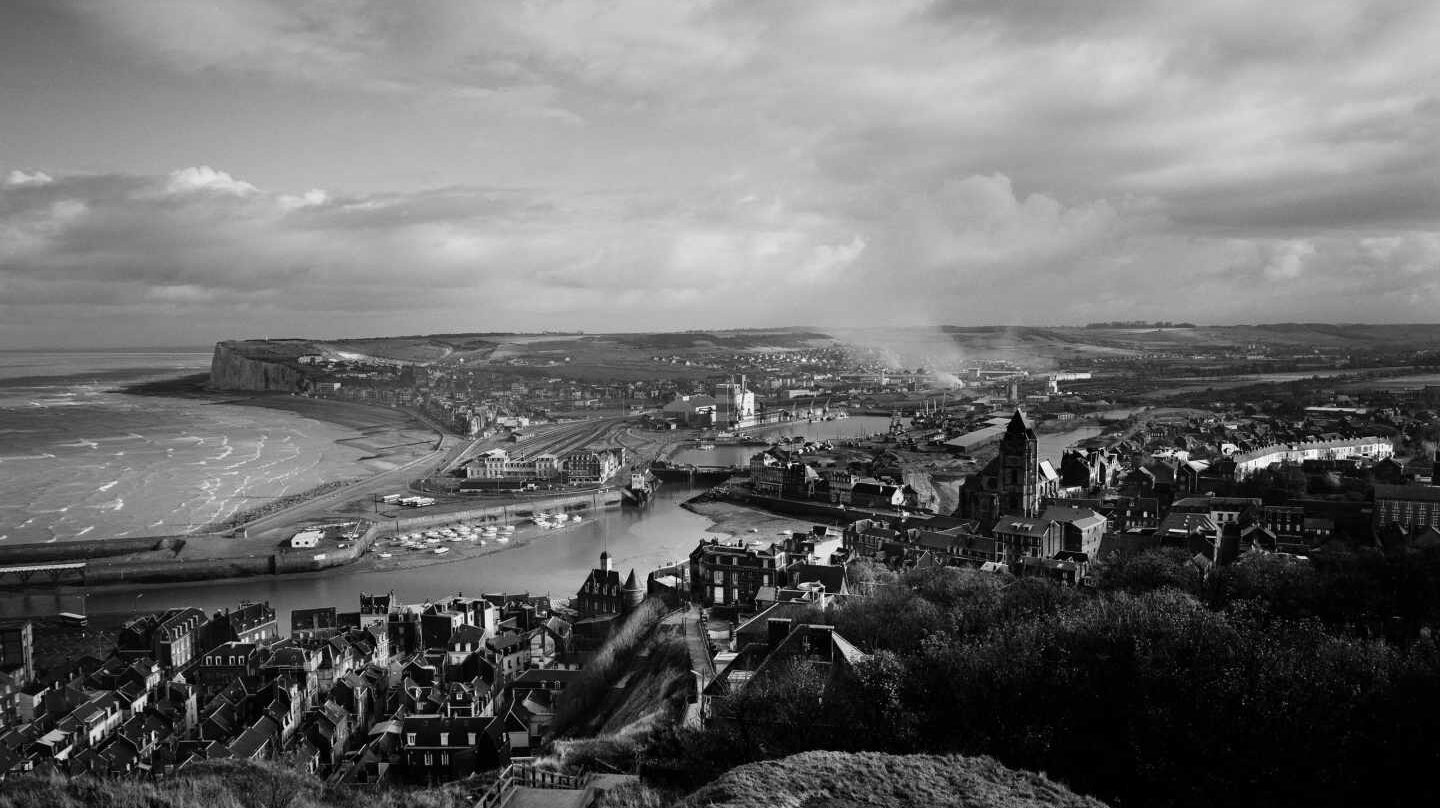 Foto cedida de la obra "Le Tréport (Seine Maritime)", 1985, de Gabriele Basilico. EFE