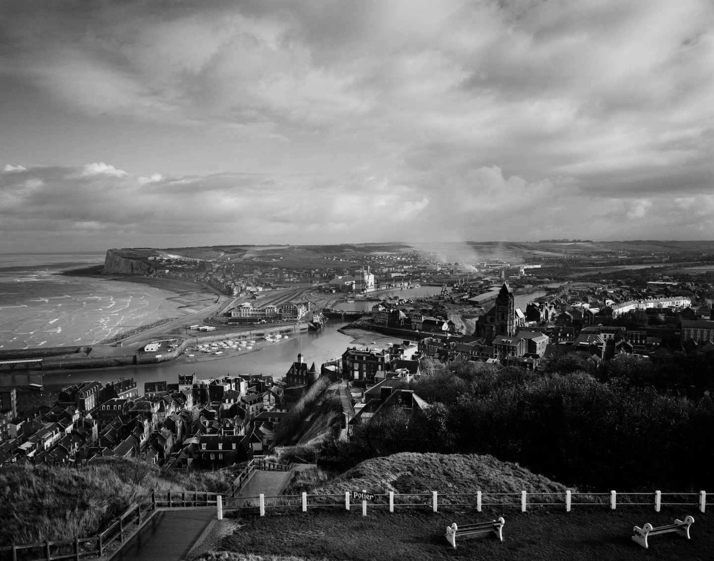 Foto cedida de la obra "Le Tréport (Seine Maritime)", 1985, de Gabriele Basilico. EFE