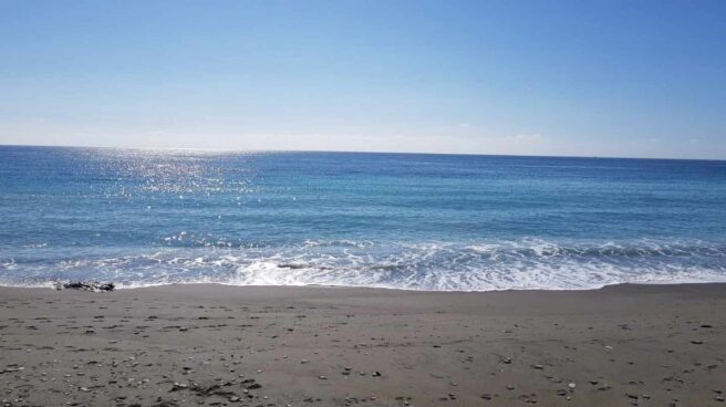 La playa donde ha aparecido el cadáver de la mujer. La playa donde ha aparecido el cadáver de la mujer.