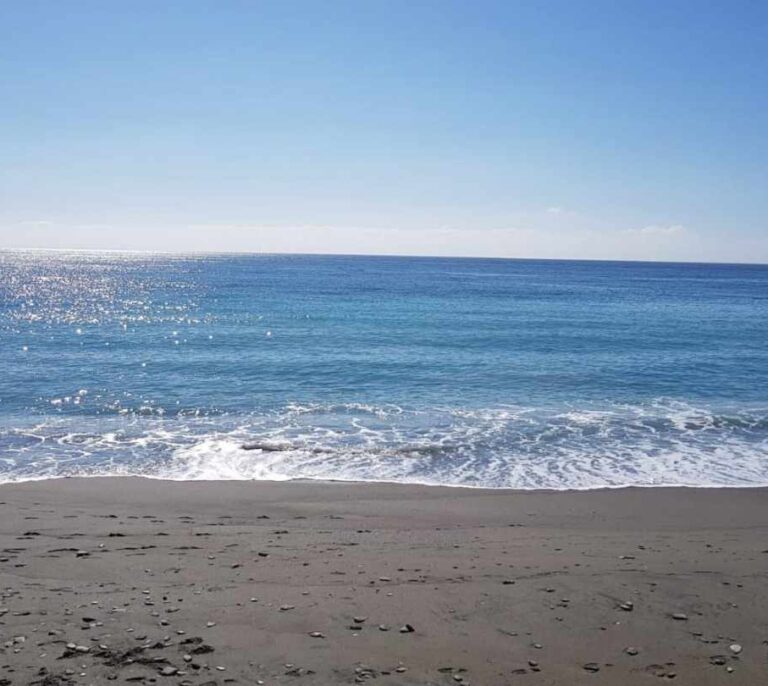 Rescatan el cadáver de una mujer desaparecida en una playa de Pulpí (Almería)
