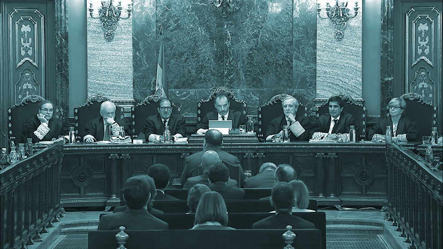 Imagen tomada de la señal institucional del Tribunal Supremo, del exvicepresidente de la Generalitat Oriol Junqueras (de espaldas-c), durante su turno de última palabra este miércoles en la 52ª y última jornada del juicio del "procés", donde está acusado de rebelión, y en el que ha pedido "devolver la cuestión al terreno de la política", de donde, según ha dicho, "no debería haber salido", y ha reiterado que "votar y defender la república" no puede ser delito.