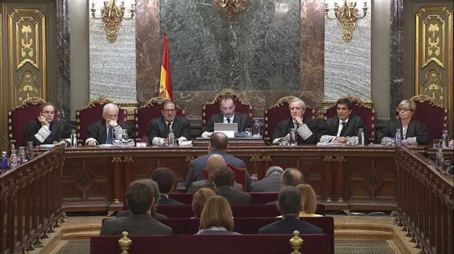 Imagen tomada de la señal institucional del Tribunal Supremo, del exvicepresidente de la Generalitat Oriol Junqueras (de espaldas-c), durante su turno de última palabra este miércoles en la 52ª y última jornada del juicio del "procés", donde está acusado de rebelión, y en el que ha pedido "devolver la cuestión al terreno de la política", de donde, según ha dicho, "no debería haber salido", y ha reiterado que "votar y defender la república" no puede ser delito.