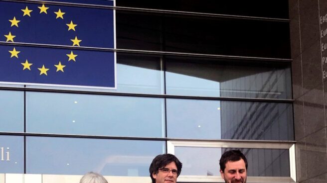 Ponsatí, Puigdemont y Comín, a las puertas del Parlamento Europeo.