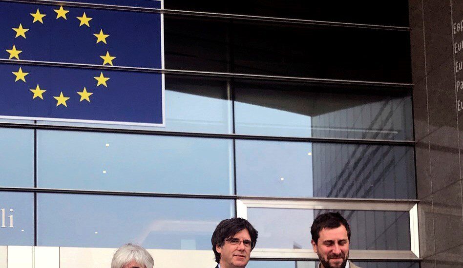 Ponsatí, Puigdemont y Comín, a las puertas del Parlamento Europeo.