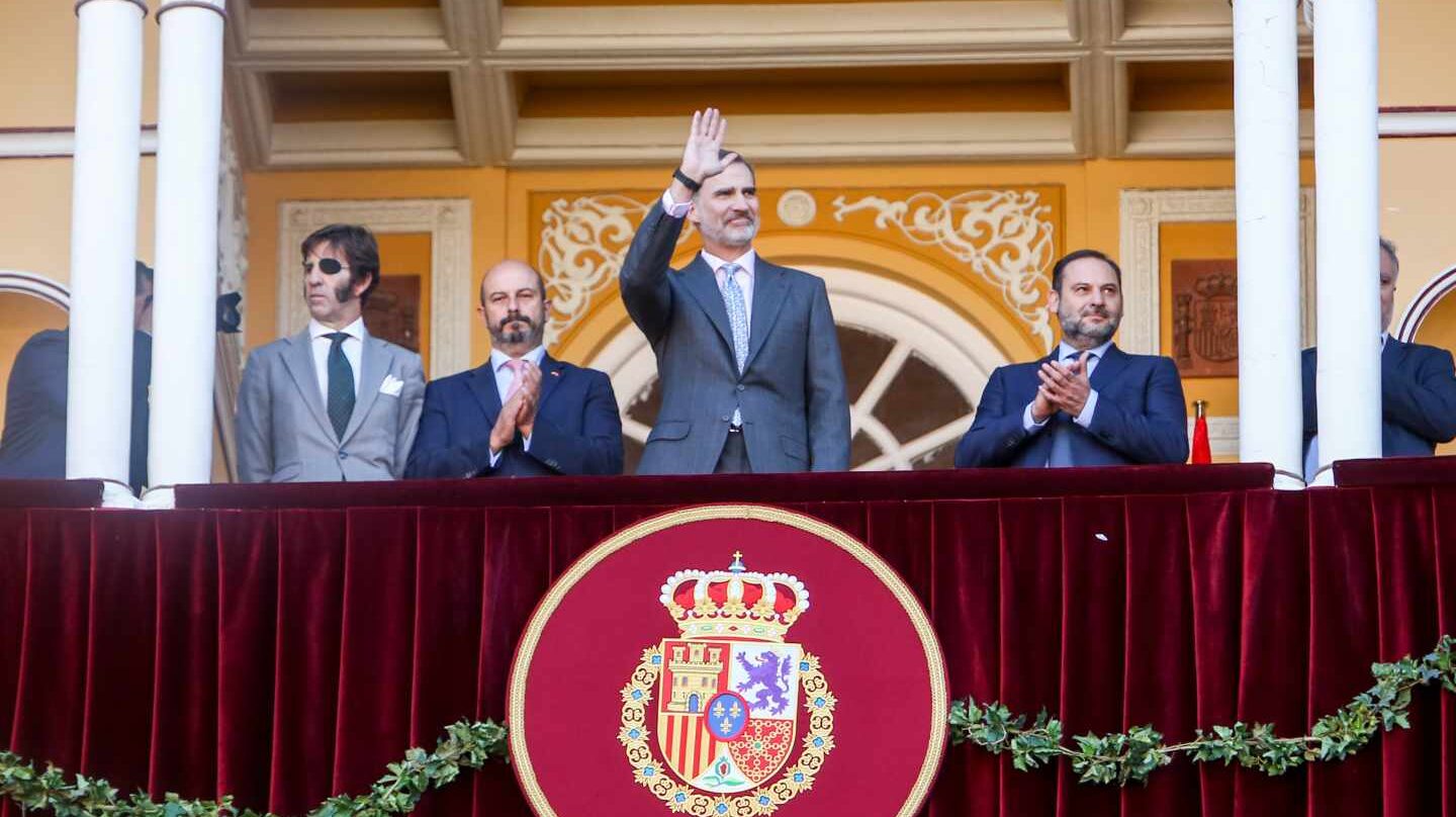El rey Felipe saluda en Las Ventas junto al ministro Ábalos.