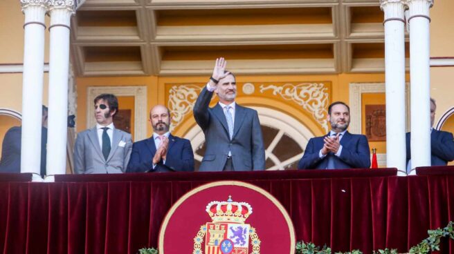 El rey Felipe saluda en Las Ventas junto al ministro Ábalos.