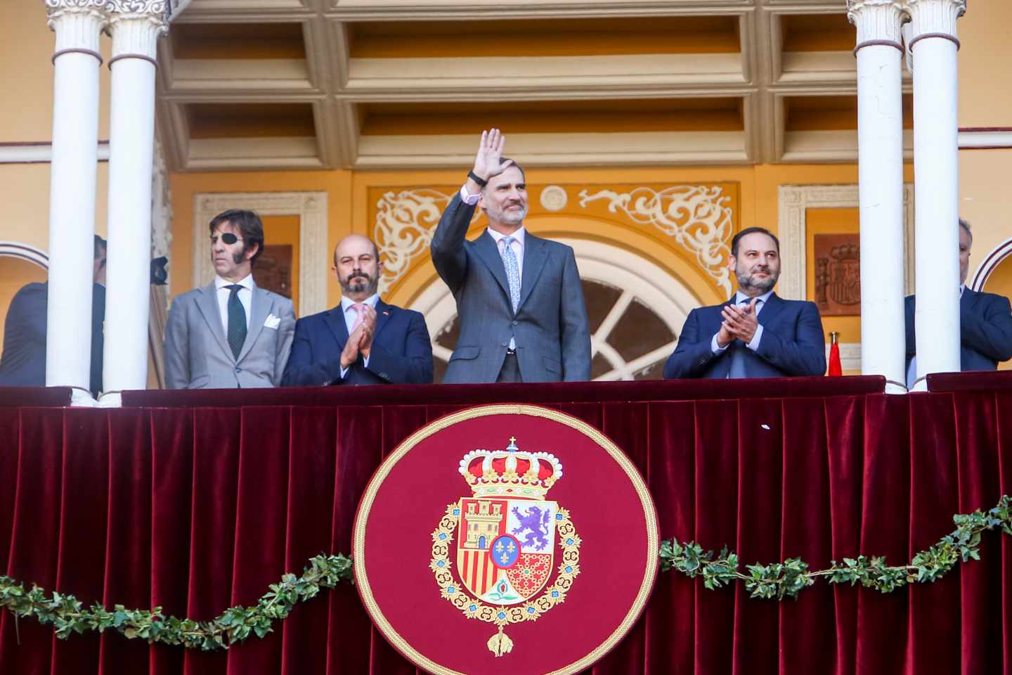 El rey Felipe saluda en Las Ventas junto al ministro Ábalos.