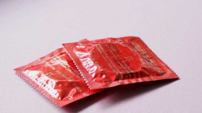 red_condoms_contraception_contraceptives_birth_control_condom_protection_latex_rubber-871655