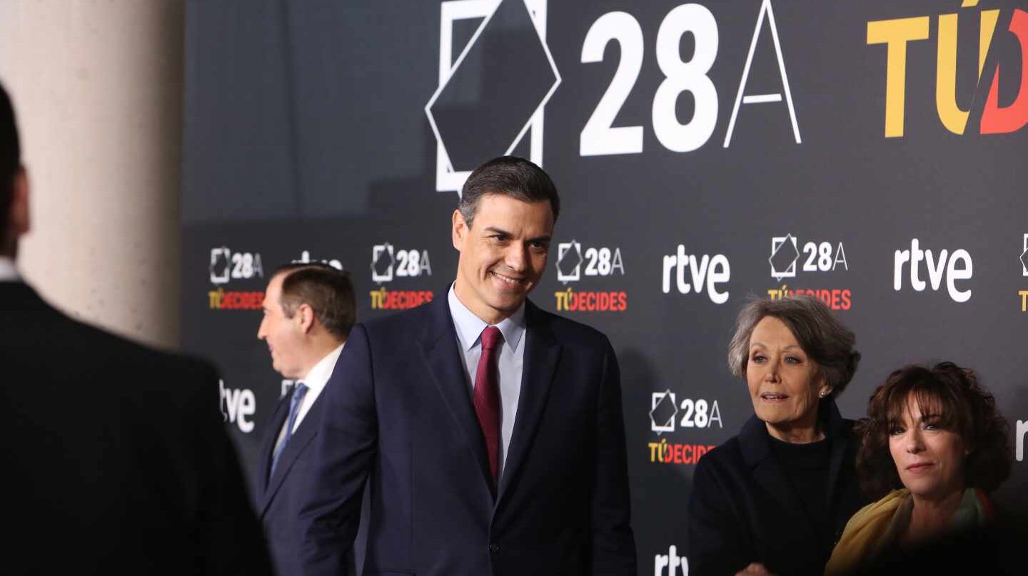 Rosa María Mateo, junto a Pedro Sánchez antes del debate organizado por RTVE para las elecciones generales del 28-A.