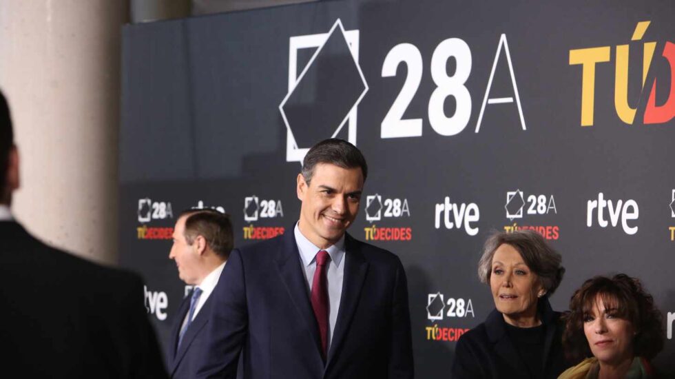 Rosa María Mateo, junto a Pedro Sánchez antes del debate organizado por RTVE para las elecciones generales del 28-A.