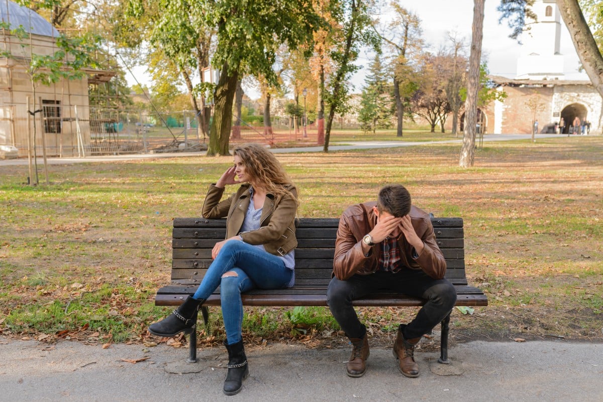 Imagen de pareja que intenta saber cómo superar un divorcio y quieren separarse pero les cuesta superar el divorcio