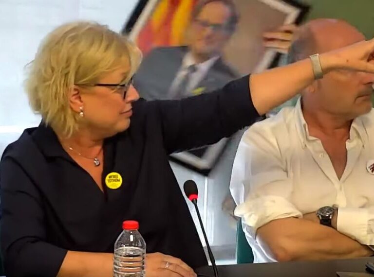 La familia Torra monta un show en su pueblo para evitar un pacto con el PSC