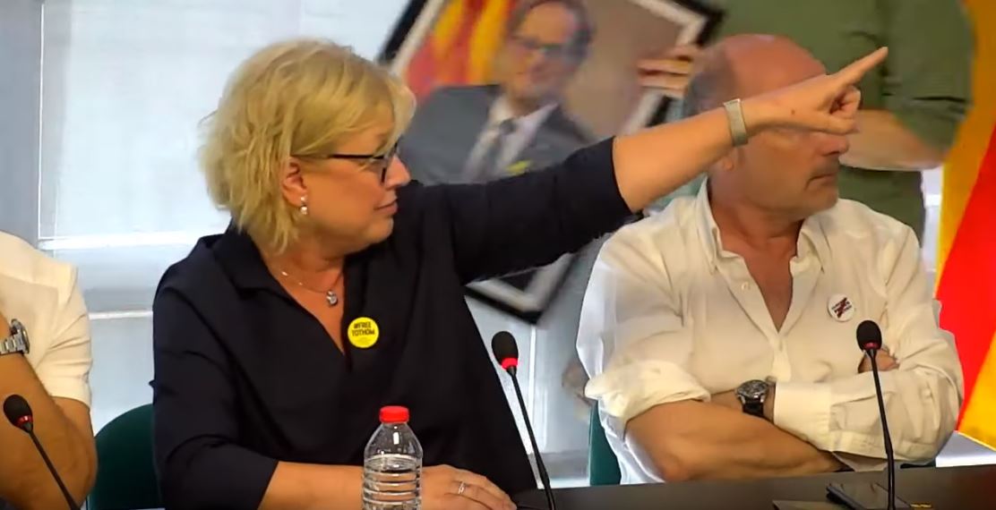 La hermana de Quim Torra se lleva su foto del salón de plenos mientras interviene la aspirante a alcaldesa.