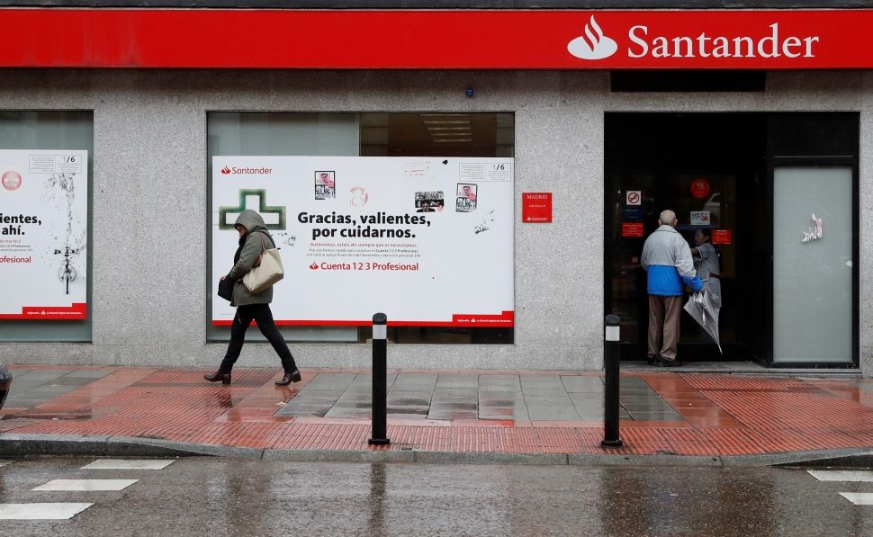 Santander se compromete a reducir la cifra del ERE y mejora las condiciones de prejubilación.