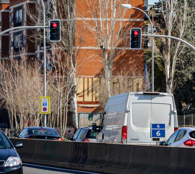 El balance de los semáforos de la A-5: 23 colisiones y 22 heridos en cuatro meses