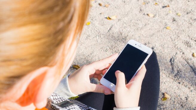 Niña con un smartphone Niña con un smartphone