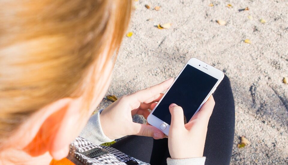 Niña con un smartphone