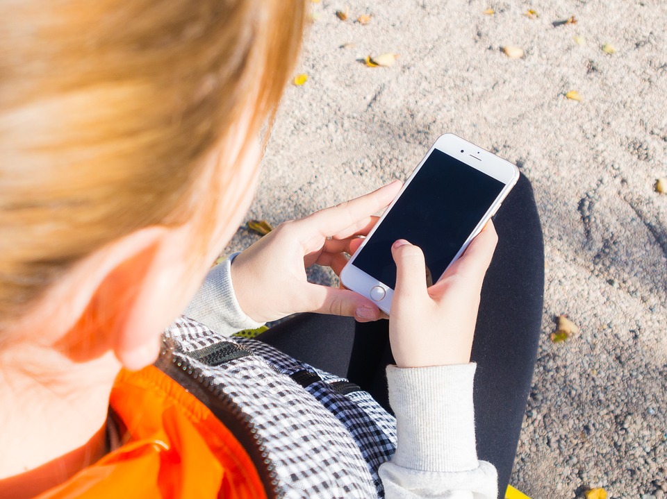 Niña con un smartphone