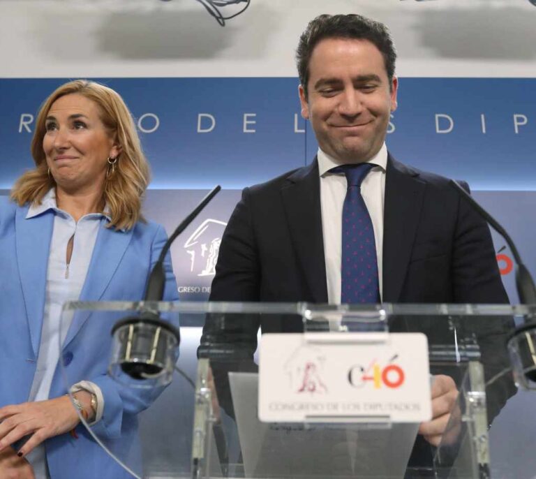 El PP abre mesas sectoriales con Vox y pone la pelota en el tejado de Cs