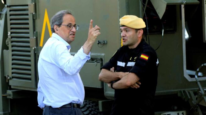 Quim Torra charla con un oficial del Ejército de la Unidad Militar de Emergencias (UME).