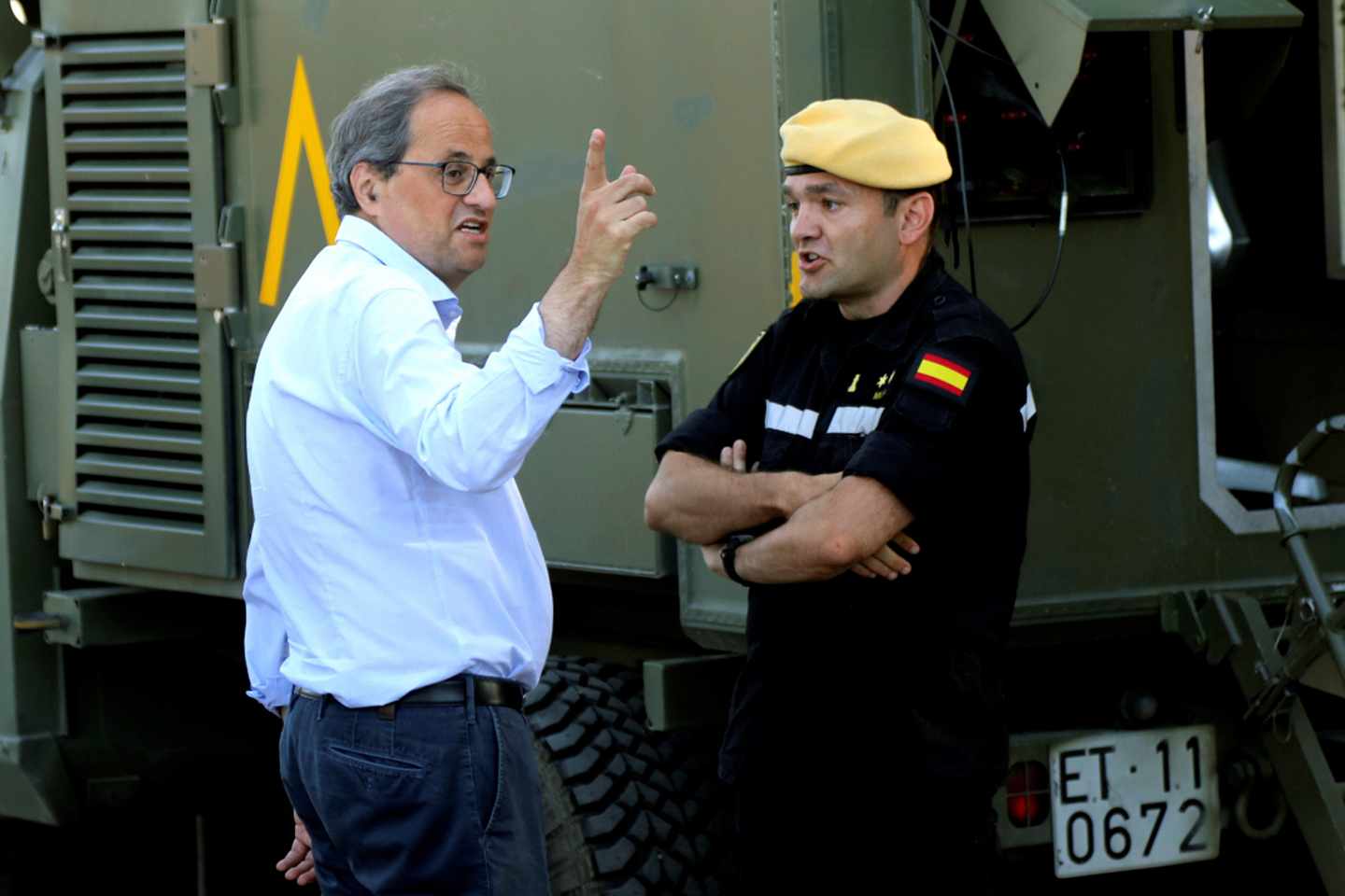 Quim Torra charla con un oficial del Ejército de la Unidad Militar de Emergencias (UME).