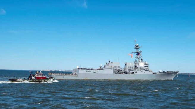 El USS Bainbridge, desplegado por Estados Unidos en el golfo de Omán.