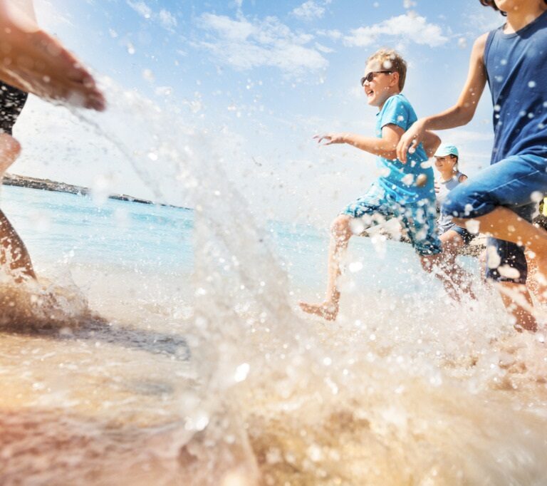 Cuidar una planta, mirar las nubes o hacer amigos: los 'verdaderos' deberes para este verano