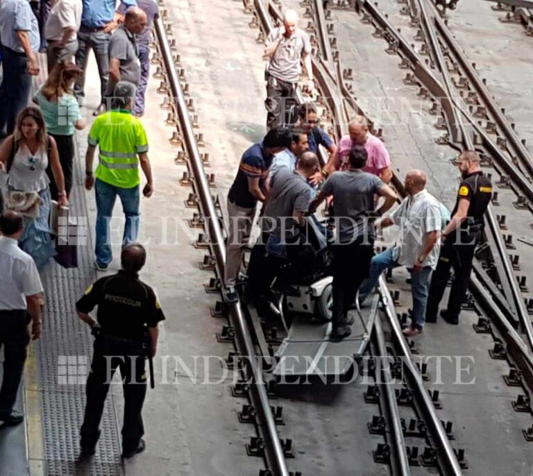 Tres heridos, entre ellos un minusválido, tras caer desde un AVE en movimiento en Atocha